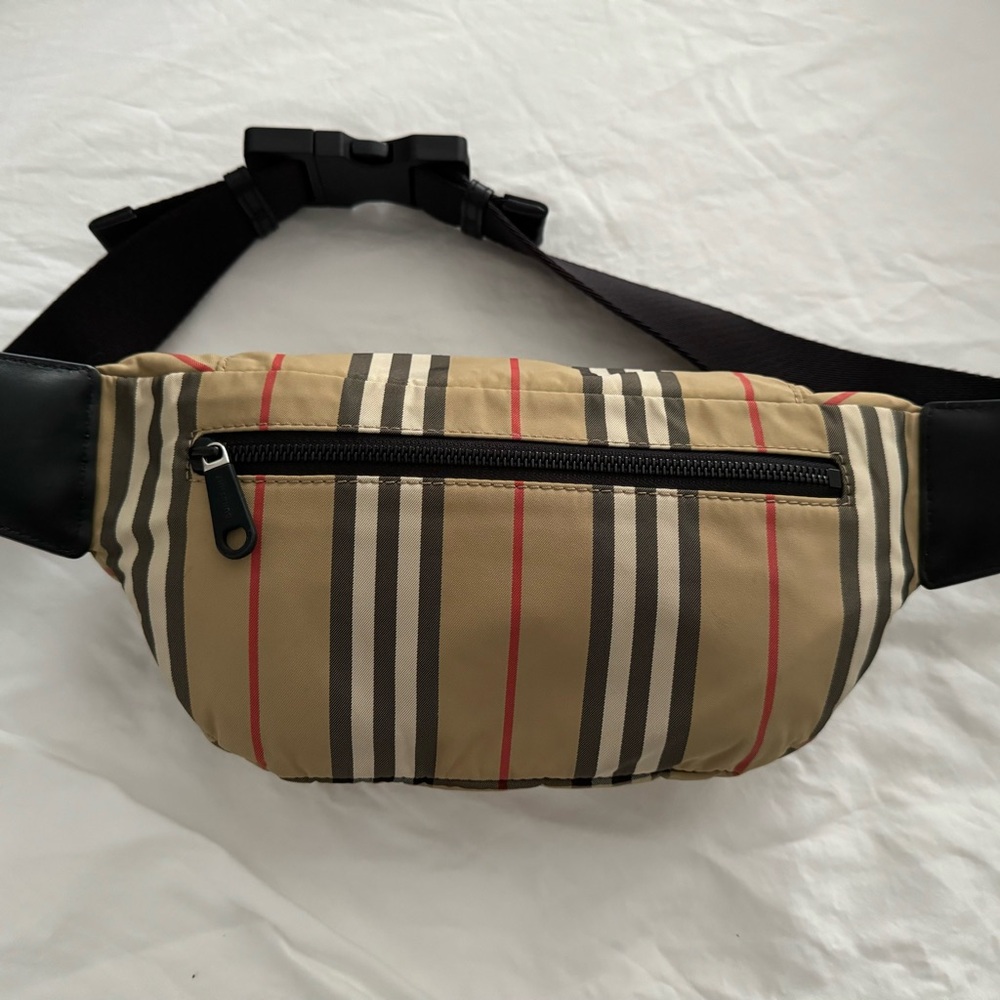 EUC Burberry Belt Bag - Unisex in Vintage Check Colour - Picture 9 of 10
